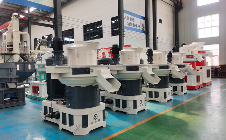 山東金格瑞顆粒機廠家負責免費提供制粒生產(chǎn)線方案，為每一位客戶進行試機；產(chǎn)品使用中，我們給客戶提供“保姆式”服務，定期進行電話回訪，定期進行現(xiàn)場專訪；讓您在產(chǎn)品使用過程中，放心、安心、舒心